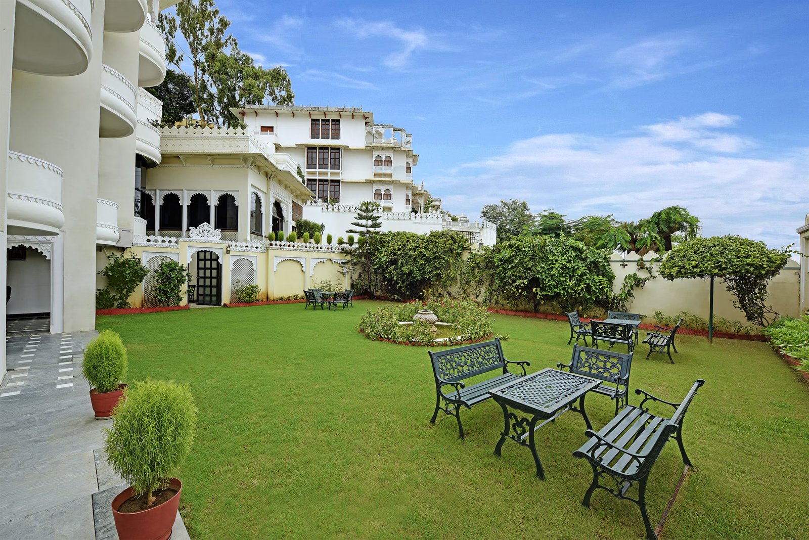 Swaroop Vilas-lake Facing Boutique Hotel